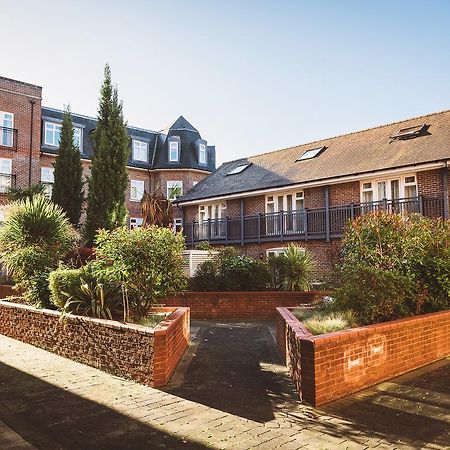 Charming Two Bedroom Apartment With Free Private Parking Leatherhead Extérieur photo