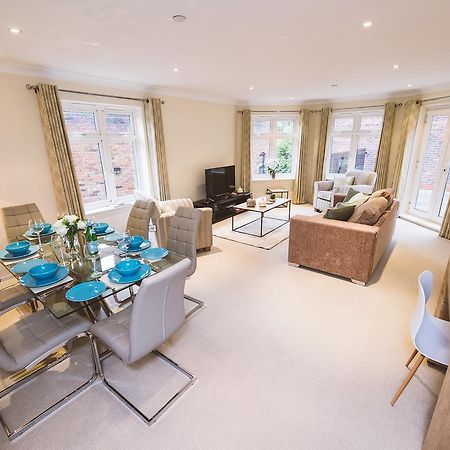 Charming Two Bedroom Apartment With Free Private Parking Leatherhead Extérieur photo