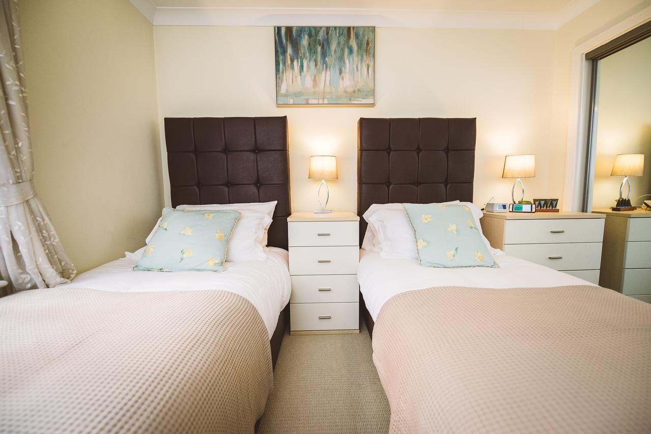 Charming Two Bedroom Apartment With Free Private Parking Leatherhead Extérieur photo