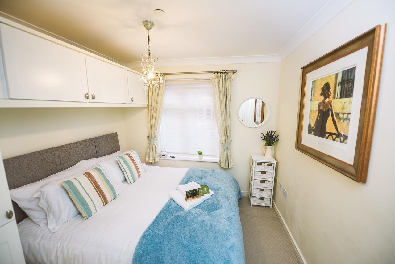 Charming Two Bedroom Apartment With Free Private Parking Leatherhead Extérieur photo