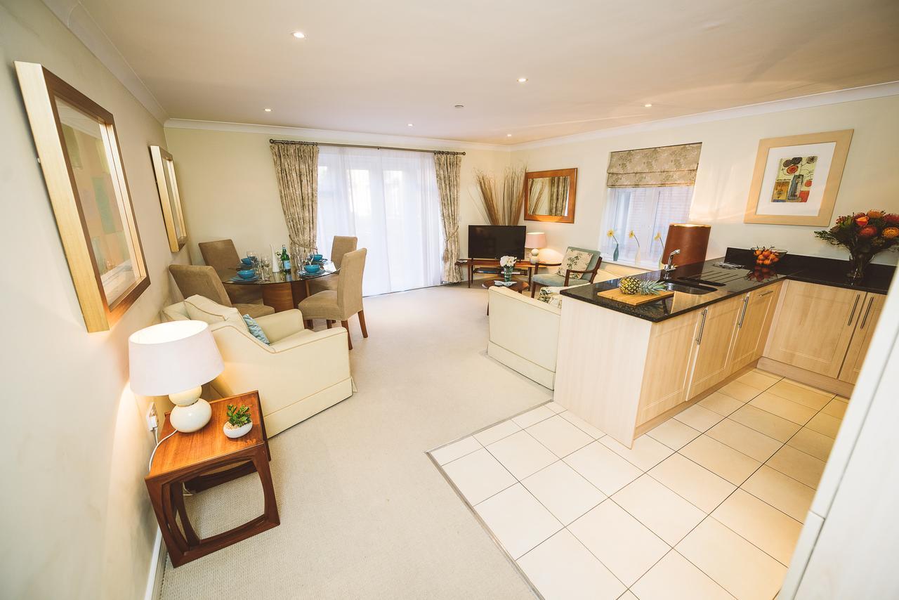 Charming Two Bedroom Apartment With Free Private Parking Leatherhead Extérieur photo