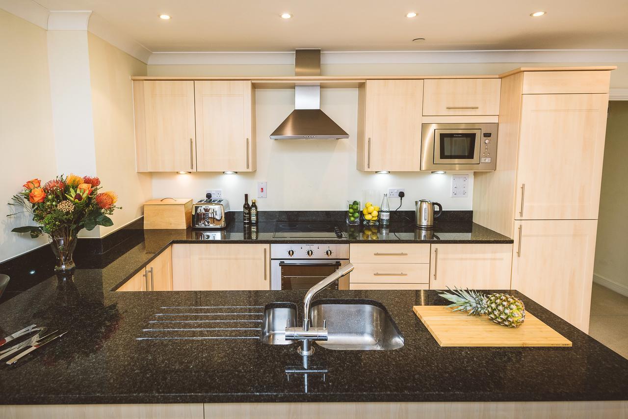 Charming Two Bedroom Apartment With Free Private Parking Leatherhead Extérieur photo