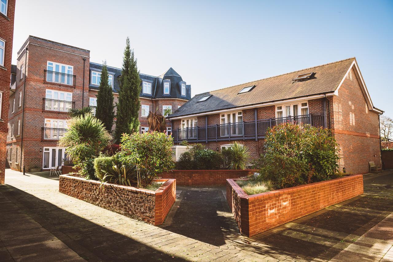 Charming Two Bedroom Apartment With Free Private Parking Leatherhead Extérieur photo