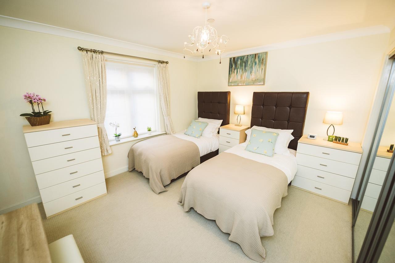 Charming Two Bedroom Apartment With Free Private Parking Leatherhead Extérieur photo