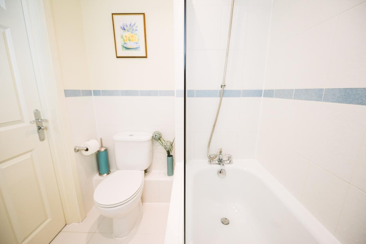 Charming Two Bedroom Apartment With Free Private Parking Leatherhead Extérieur photo