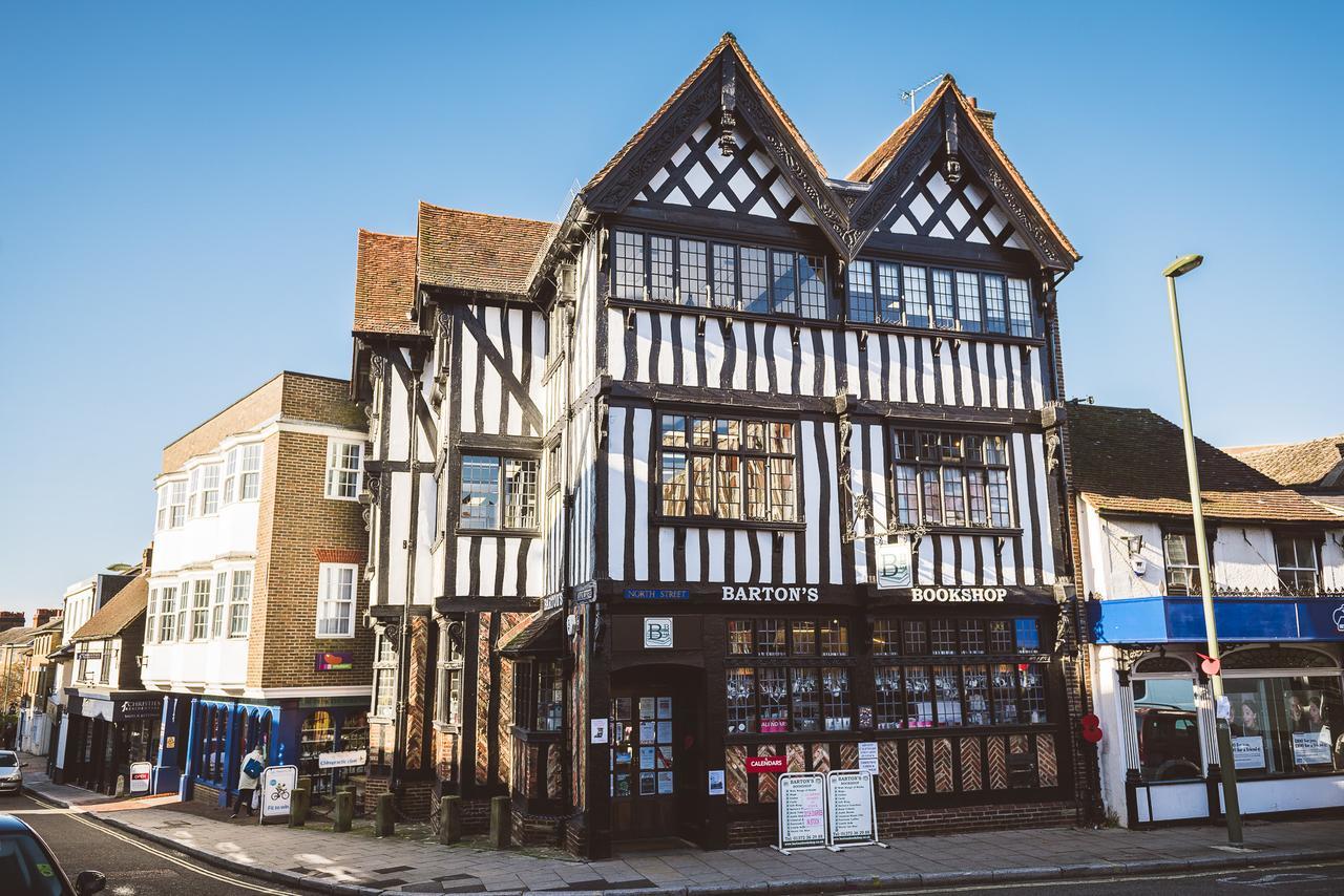 Charming Two Bedroom Apartment With Free Private Parking Leatherhead Extérieur photo