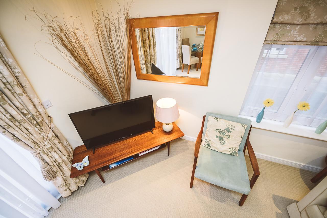 Charming Two Bedroom Apartment With Free Private Parking Leatherhead Extérieur photo