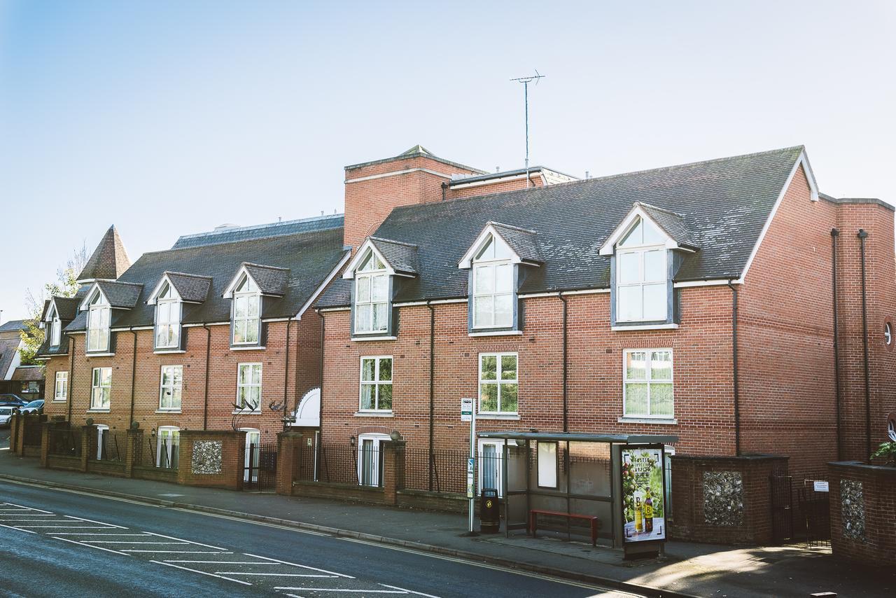 Charming Two Bedroom Apartment With Free Private Parking Leatherhead Extérieur photo