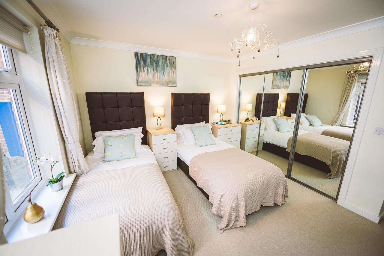 Charming Two Bedroom Apartment With Free Private Parking Leatherhead Extérieur photo