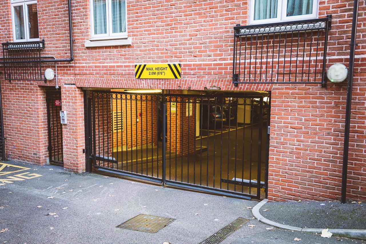 Charming Two Bedroom Apartment With Free Private Parking Leatherhead Extérieur photo