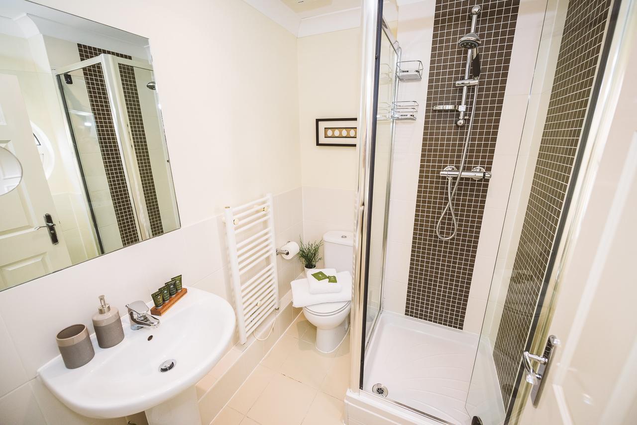 Charming Two Bedroom Apartment With Free Private Parking Leatherhead Extérieur photo
