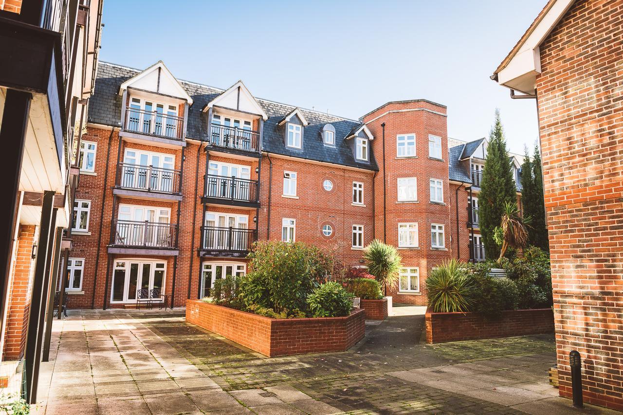 Charming Two Bedroom Apartment With Free Private Parking Leatherhead Extérieur photo