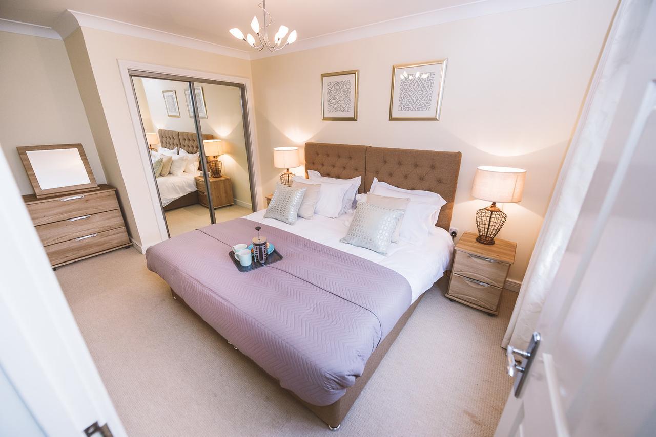 Charming Two Bedroom Apartment With Free Private Parking Leatherhead Extérieur photo