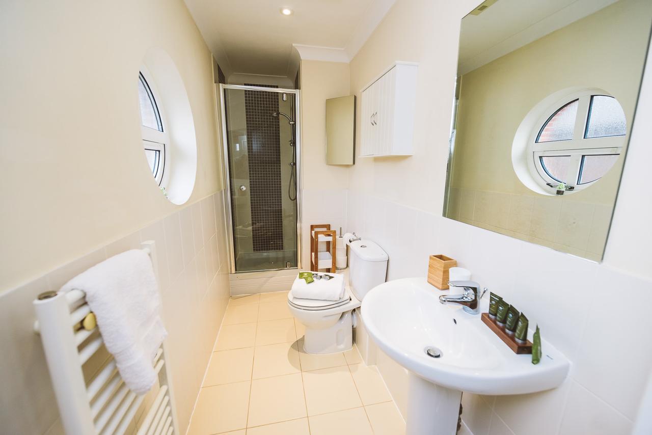 Charming Two Bedroom Apartment With Free Private Parking Leatherhead Extérieur photo
