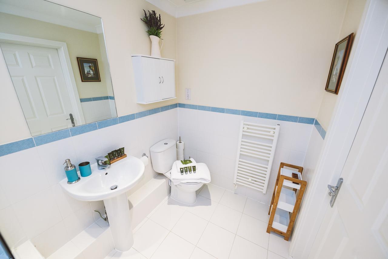 Charming Two Bedroom Apartment With Free Private Parking Leatherhead Extérieur photo