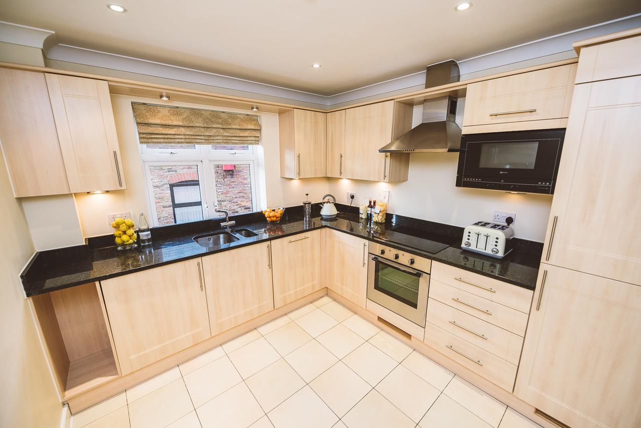 Charming Two Bedroom Apartment With Free Private Parking Leatherhead Extérieur photo