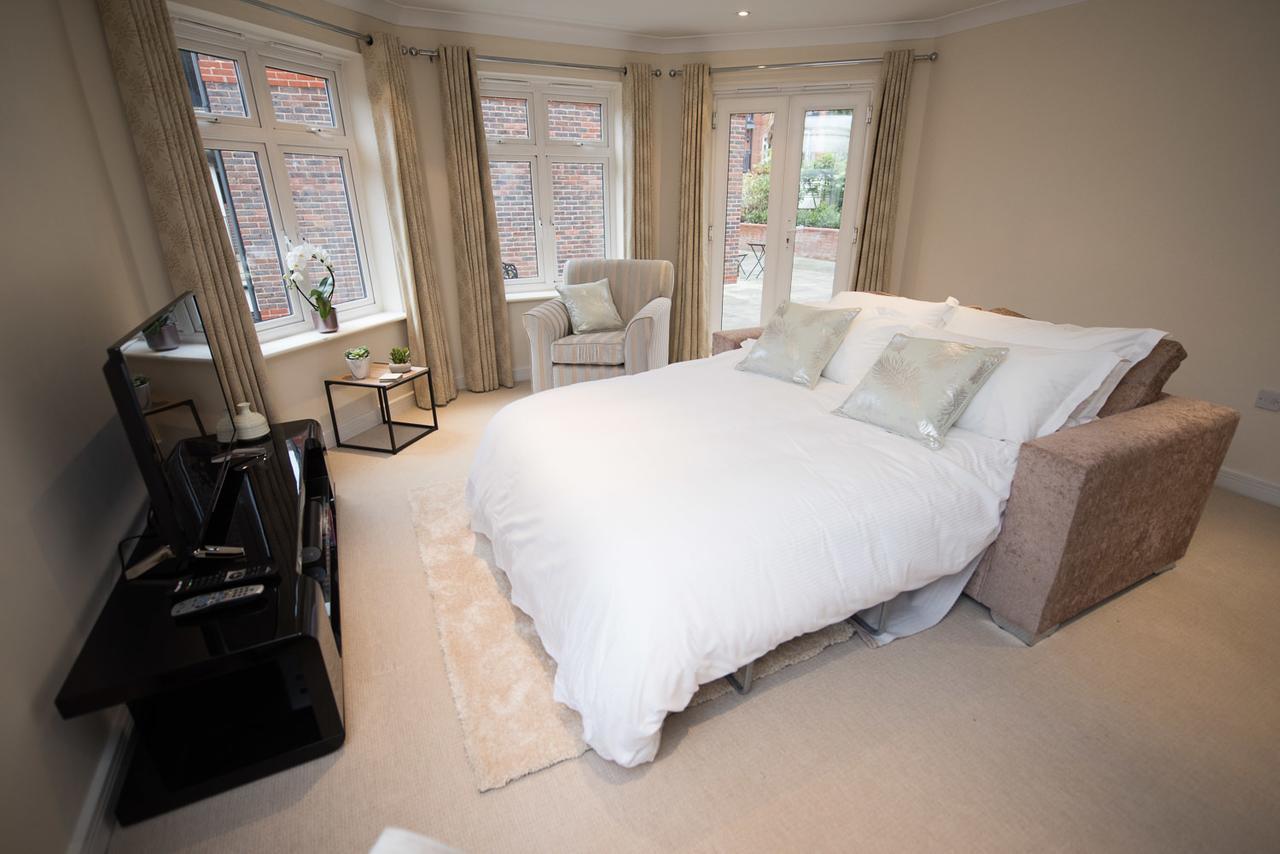 Charming Two Bedroom Apartment With Free Private Parking Leatherhead Extérieur photo