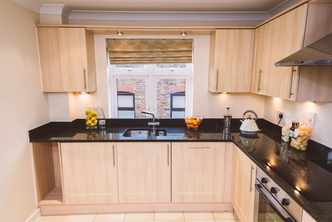 Charming Two Bedroom Apartment With Free Private Parking Leatherhead Extérieur photo