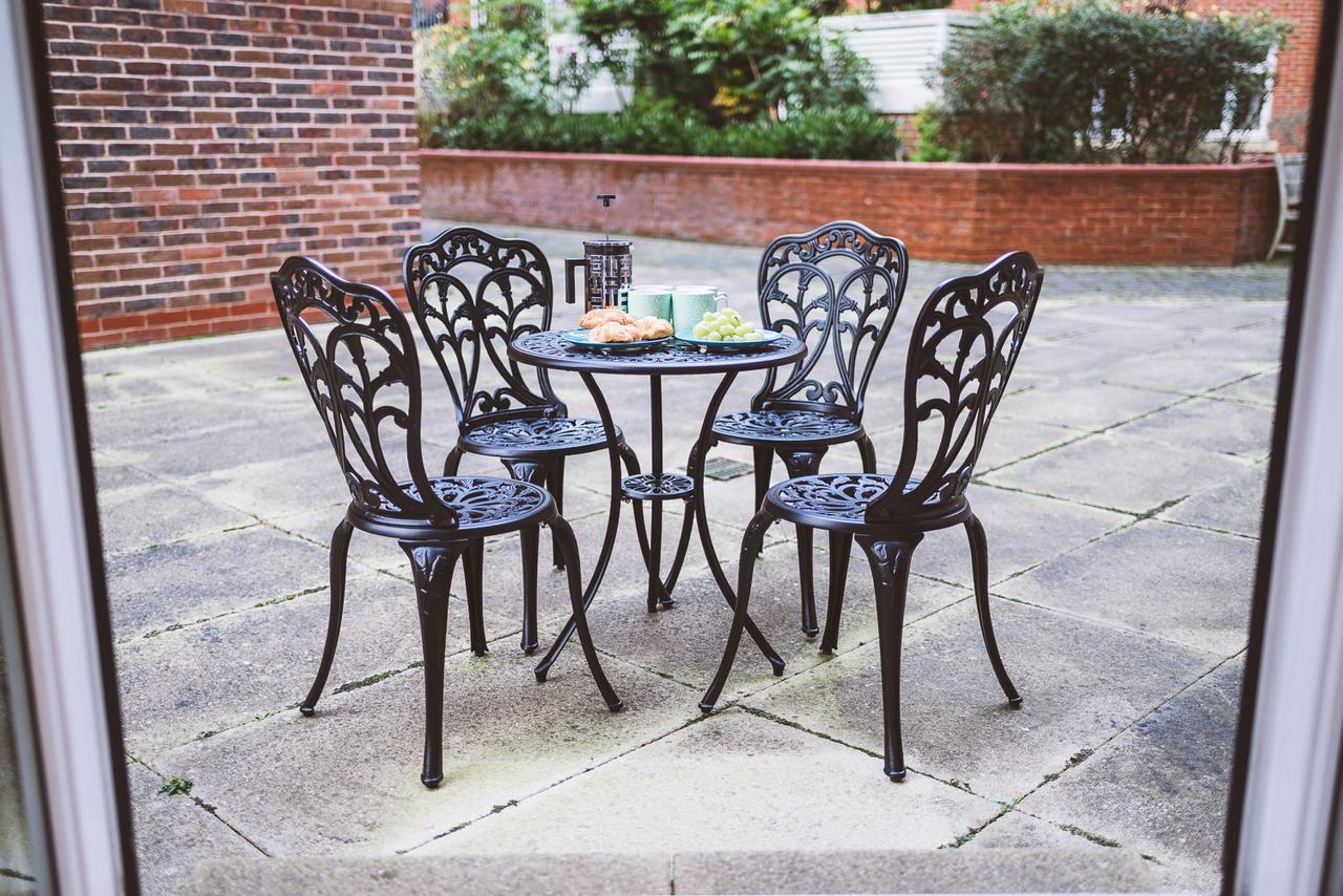 Charming Two Bedroom Apartment With Free Private Parking Leatherhead Extérieur photo
