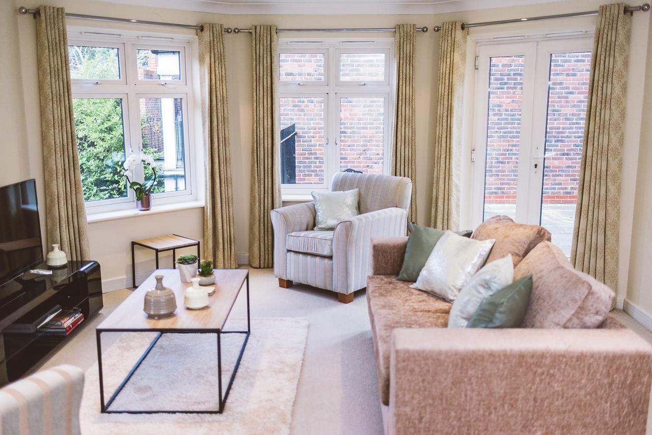 Charming Two Bedroom Apartment With Free Private Parking Leatherhead Extérieur photo