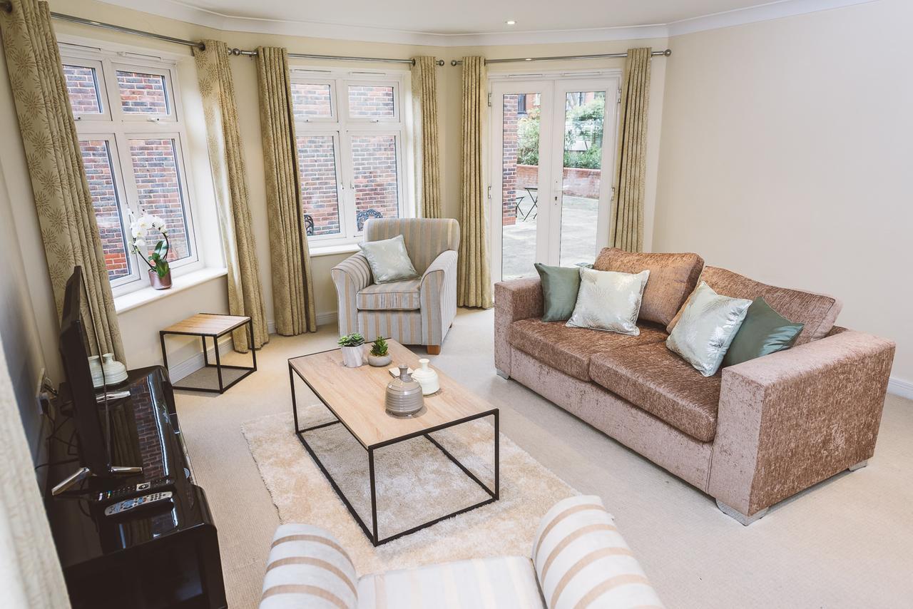 Charming Two Bedroom Apartment With Free Private Parking Leatherhead Extérieur photo