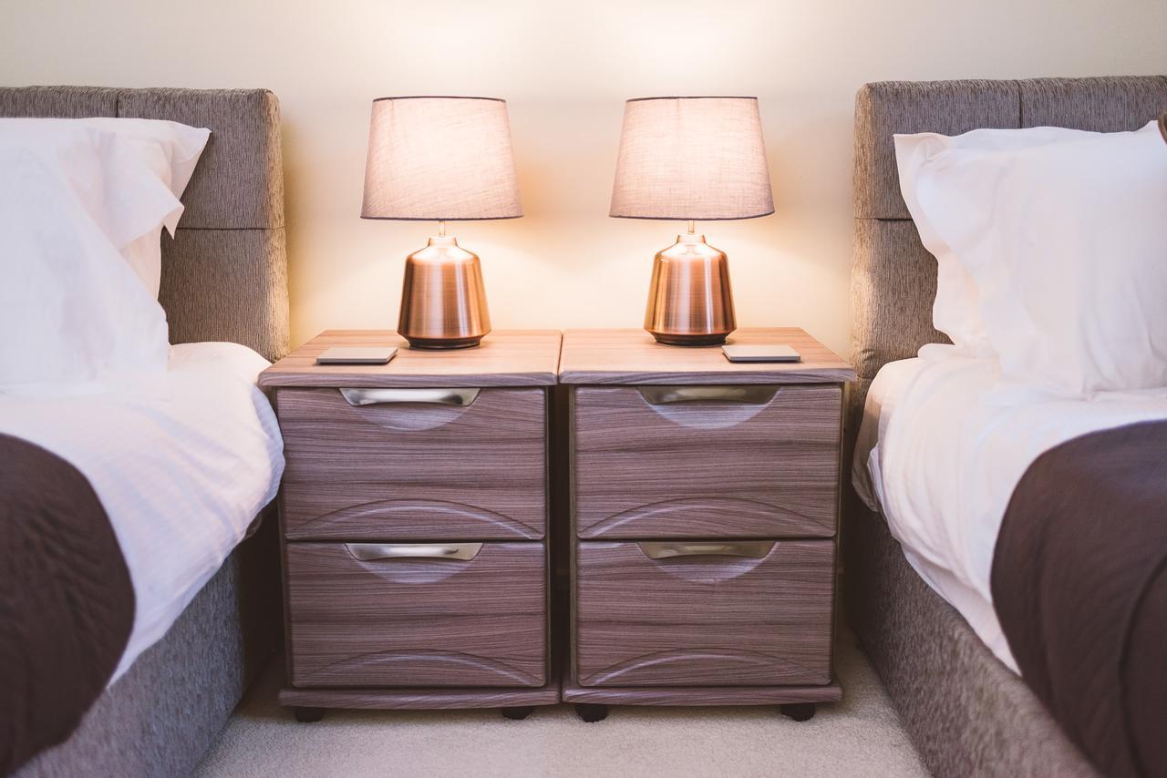 Charming Two Bedroom Apartment With Free Private Parking Leatherhead Extérieur photo