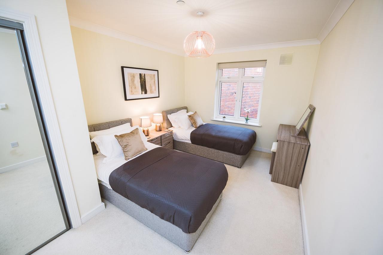 Charming Two Bedroom Apartment With Free Private Parking Leatherhead Extérieur photo