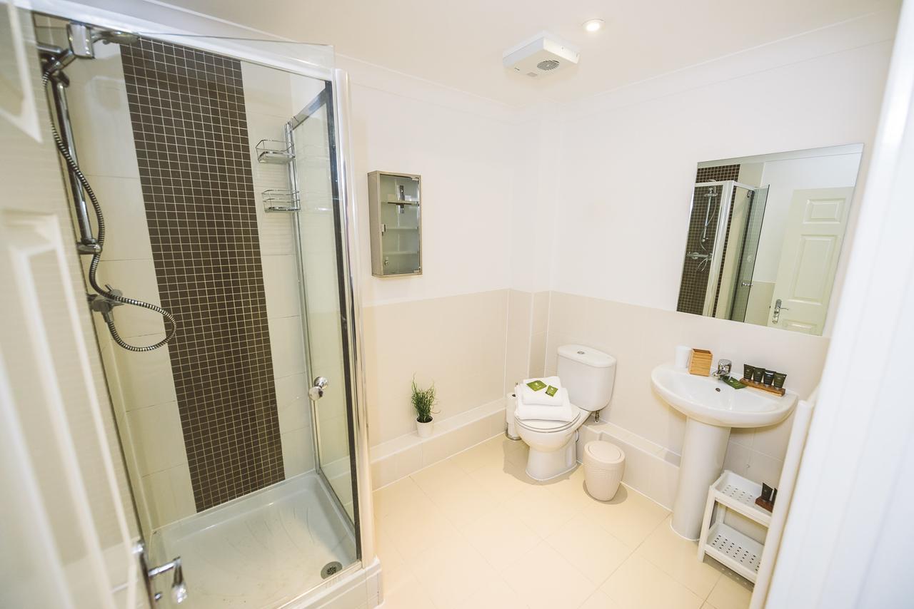 Charming Two Bedroom Apartment With Free Private Parking Leatherhead Extérieur photo