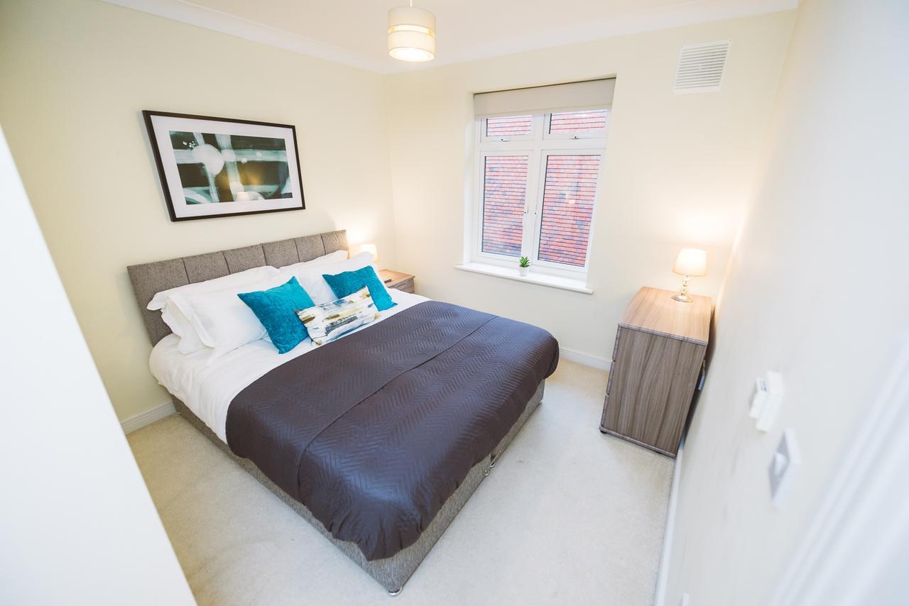 Charming Two Bedroom Apartment With Free Private Parking Leatherhead Extérieur photo