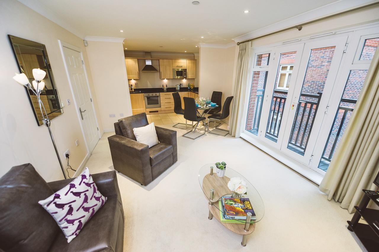 Charming Two Bedroom Apartment With Free Private Parking Leatherhead Extérieur photo