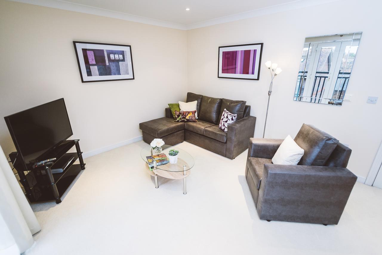 Charming Two Bedroom Apartment With Free Private Parking Leatherhead Extérieur photo