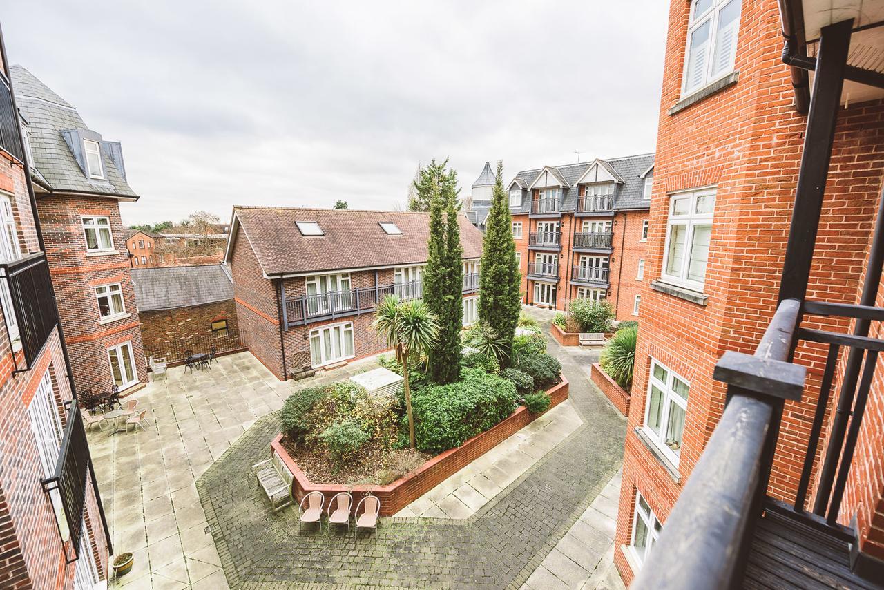 Charming Two Bedroom Apartment With Free Private Parking Leatherhead Extérieur photo