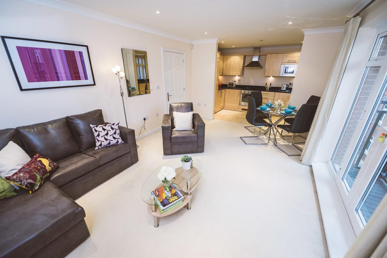 Charming Two Bedroom Apartment With Free Private Parking Leatherhead Extérieur photo