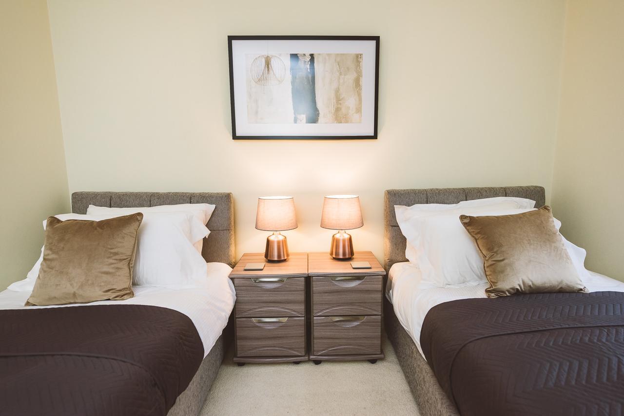 Charming Two Bedroom Apartment With Free Private Parking Leatherhead Extérieur photo