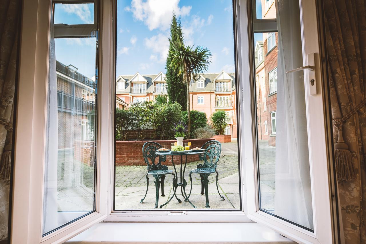 Charming Two Bedroom Apartment With Free Private Parking Leatherhead Extérieur photo