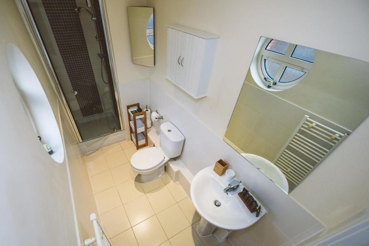 Charming Two Bedroom Apartment With Free Private Parking Leatherhead Extérieur photo