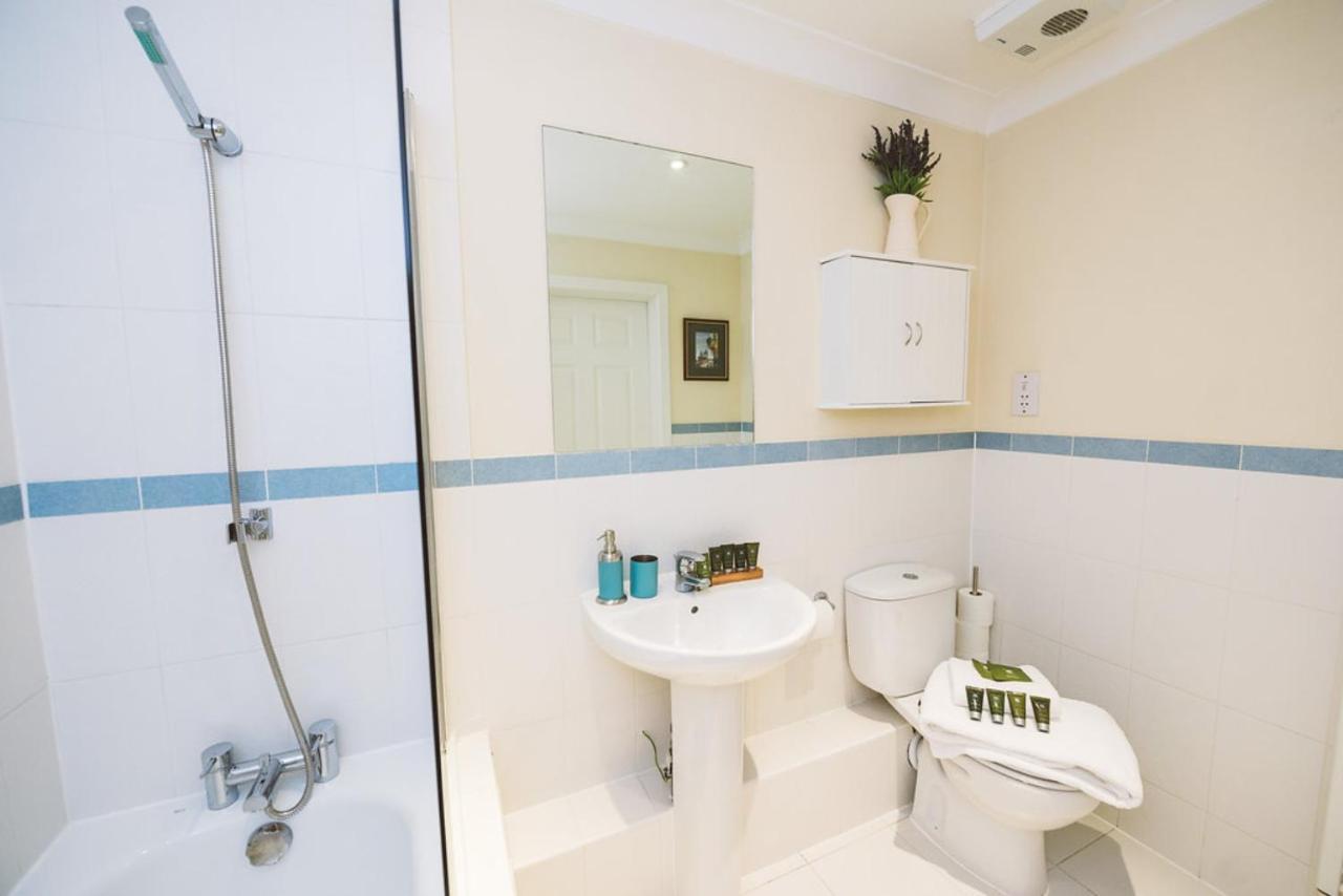 Charming Two Bedroom Apartment With Free Private Parking Leatherhead Extérieur photo